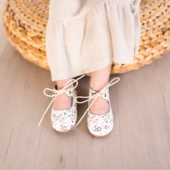 Everly Flats - Vintage Lady- Riley & Co - Picture 3 of 15